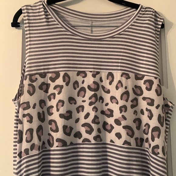 Sleeveless dress - Picture 2 of 6